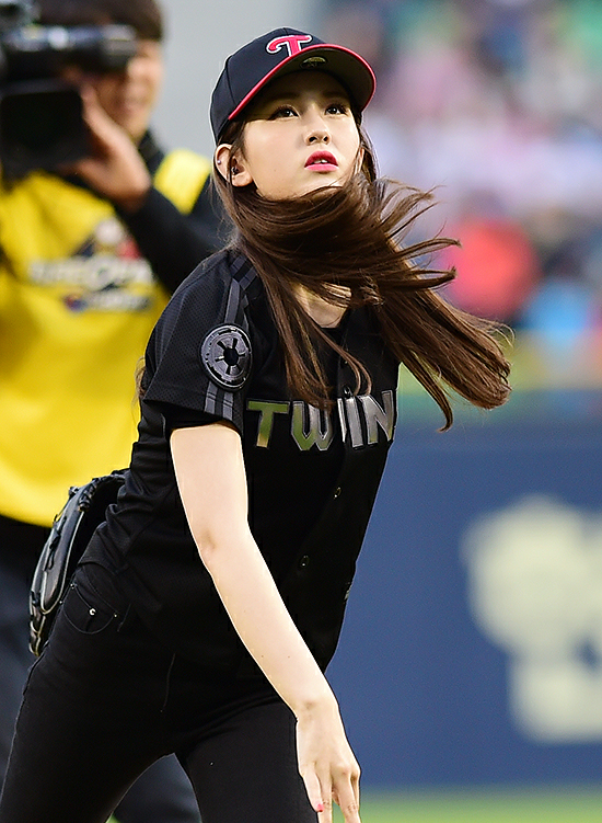 韩国I.O.队员们仍然团结在一项共同的消遣——棒球!
