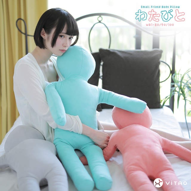 小只马人型抱枕 美眉抱着它身体感觉被需要