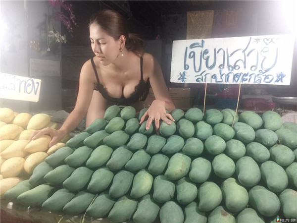 泰国芒果摊超辣女老板浑圆半球让男客不忍杀价 全裸切凤梨只因天气太热了爆红！