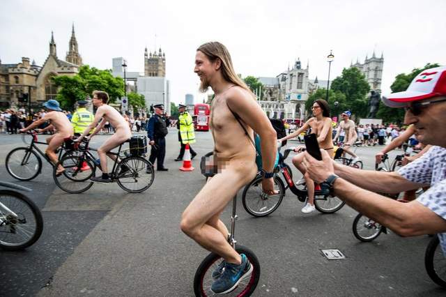 世界裸骑脚踏车日 自行车骑士裸体上街头