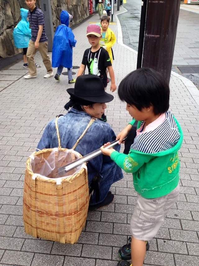 日本武士捡垃圾 街道英雄呼吁保护环境