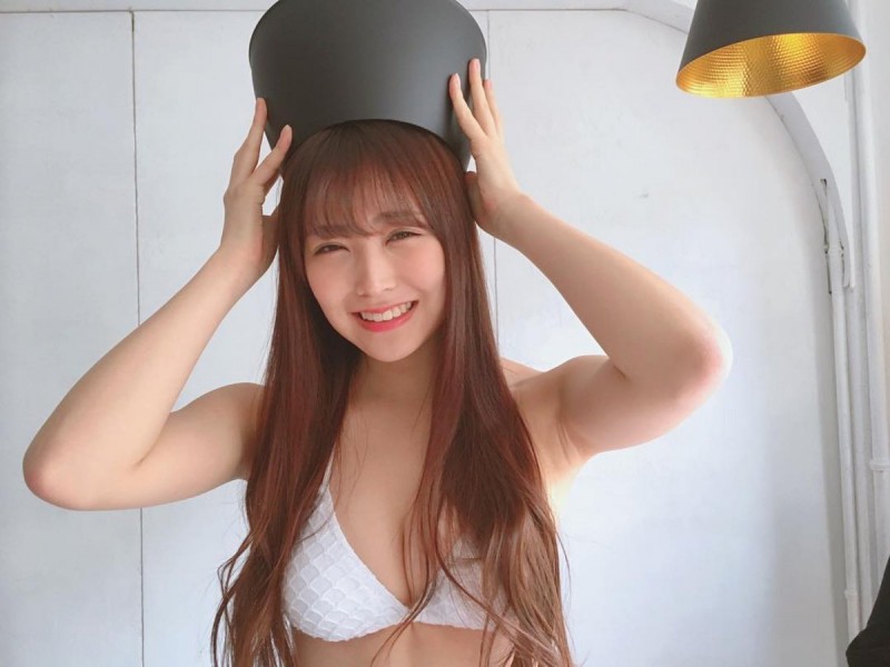 NMB48白间美瑠 IG 晒性感写真花絮 水著睡地趴枱无难度