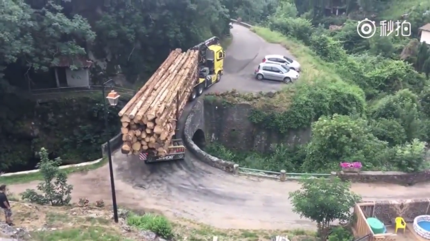卡车司机证明给你看 再狭窄的桥只要面积足够也开过去(视频)