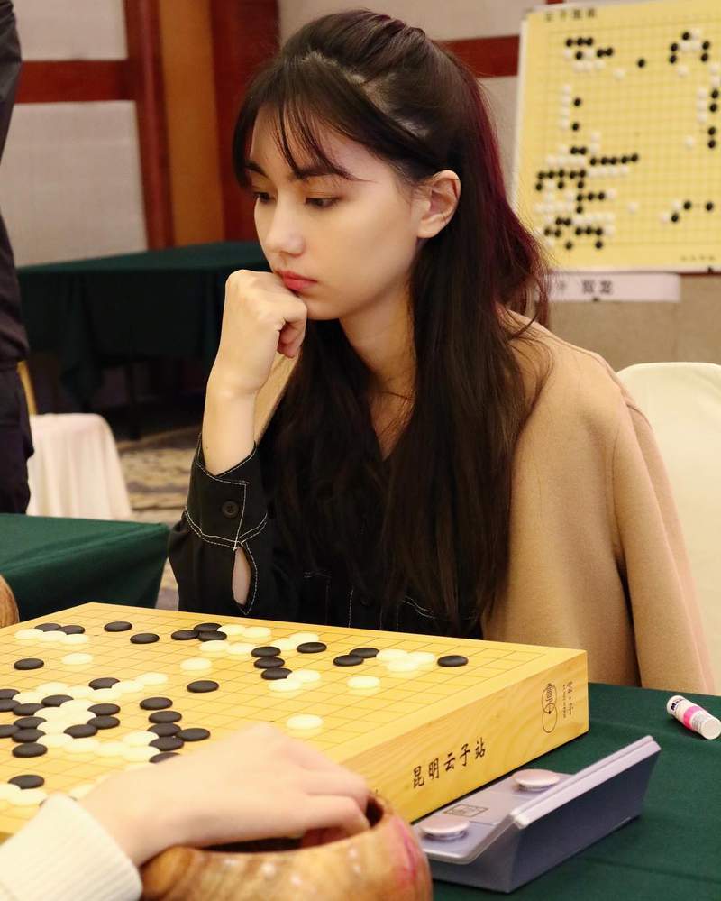 围棋女神黑嘉嘉笑容迷人 美出透明宛如女神下凡