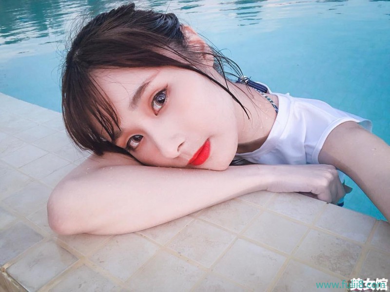 天然清新Youtuber「泥泥汝niniru」秀出泳衣中的泳衣还说有垫，网友：有没有垫都很正