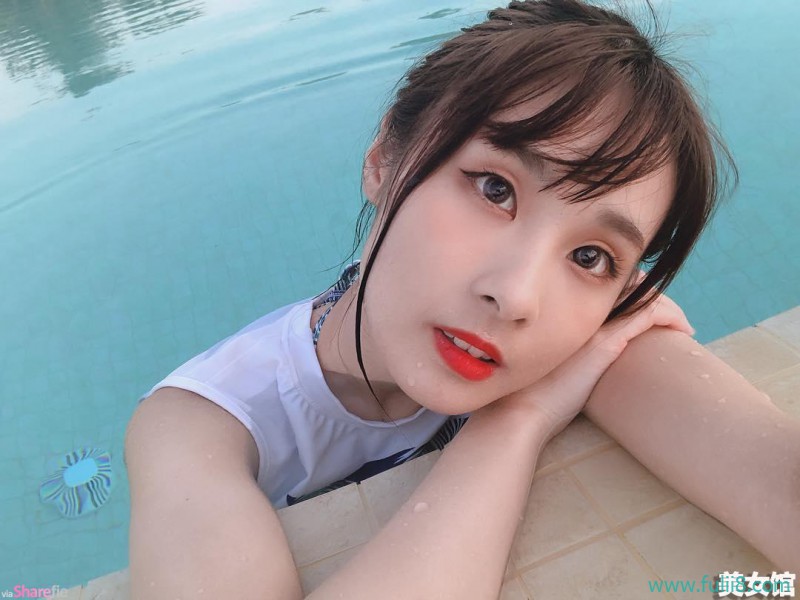 天然清新Youtuber「泥泥汝niniru」秀出泳衣中的泳衣还说有垫，网友：有没有垫都很正