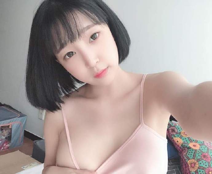 童颜巨乳Ebichu《姜仁卿》宛如少女般的童颜让人看一眼就难忘