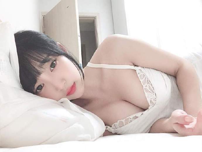 童颜巨乳Ebichu《姜仁卿》宛如少女般的童颜让人看一眼就难忘