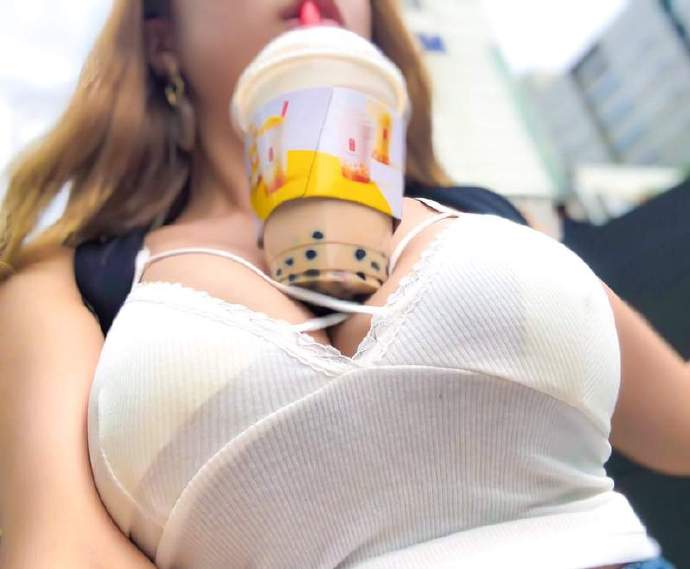 巨乳女孩间的新流行《放手喝珍珠奶茶》珍珠奶茶就要这样喝..