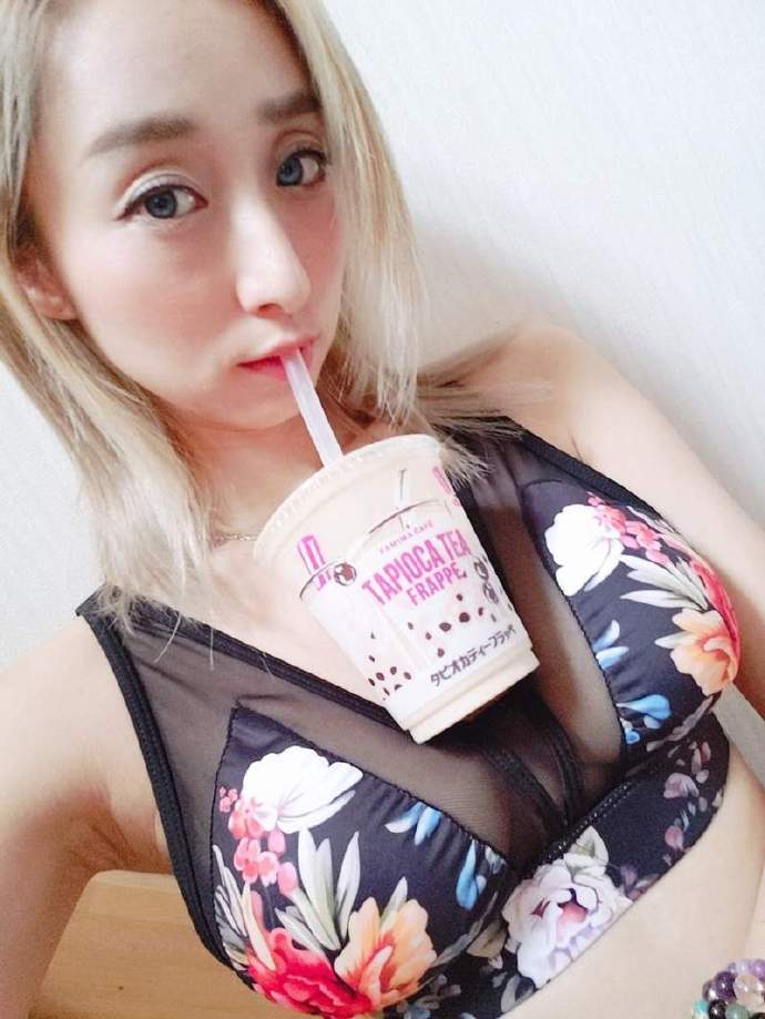 巨乳女孩间的新流行《放手喝珍珠奶茶》珍珠奶茶就要这样喝..