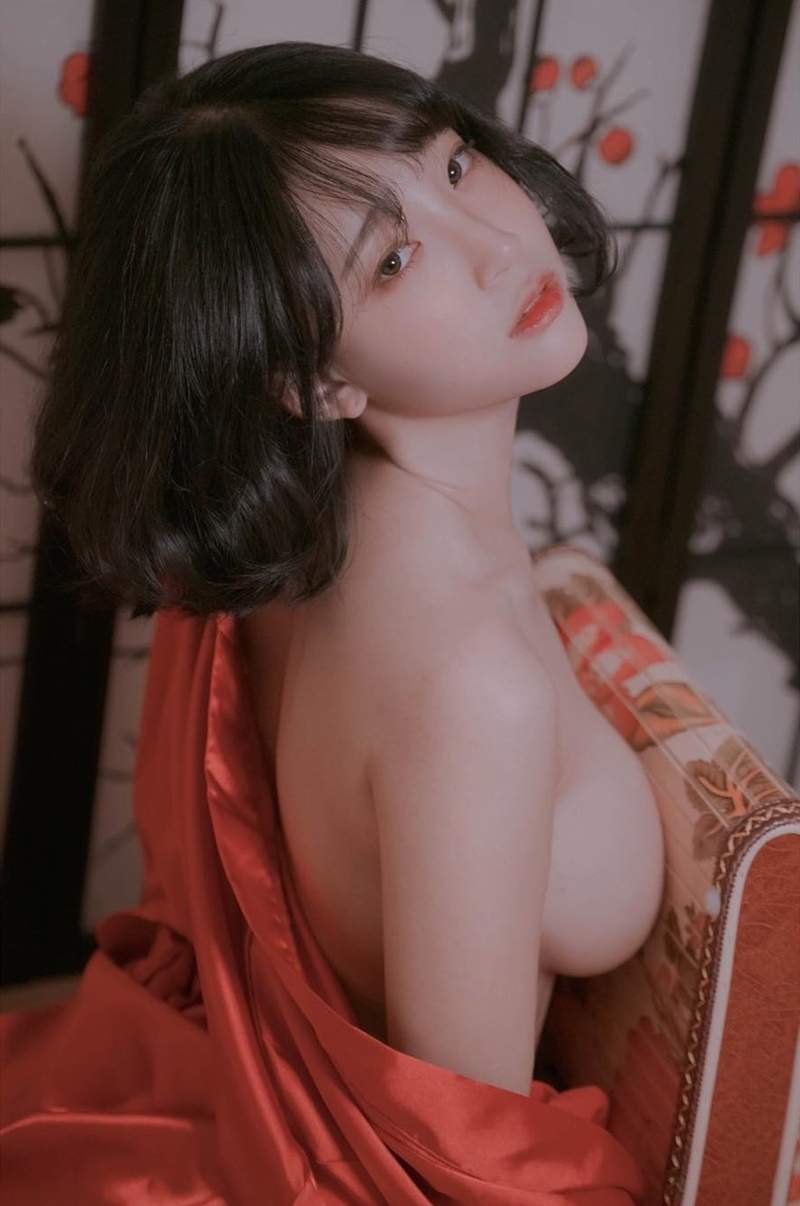 童颜巨乳Ebichu《姜仁卿》宛如少女般的童颜让人看一眼就难忘