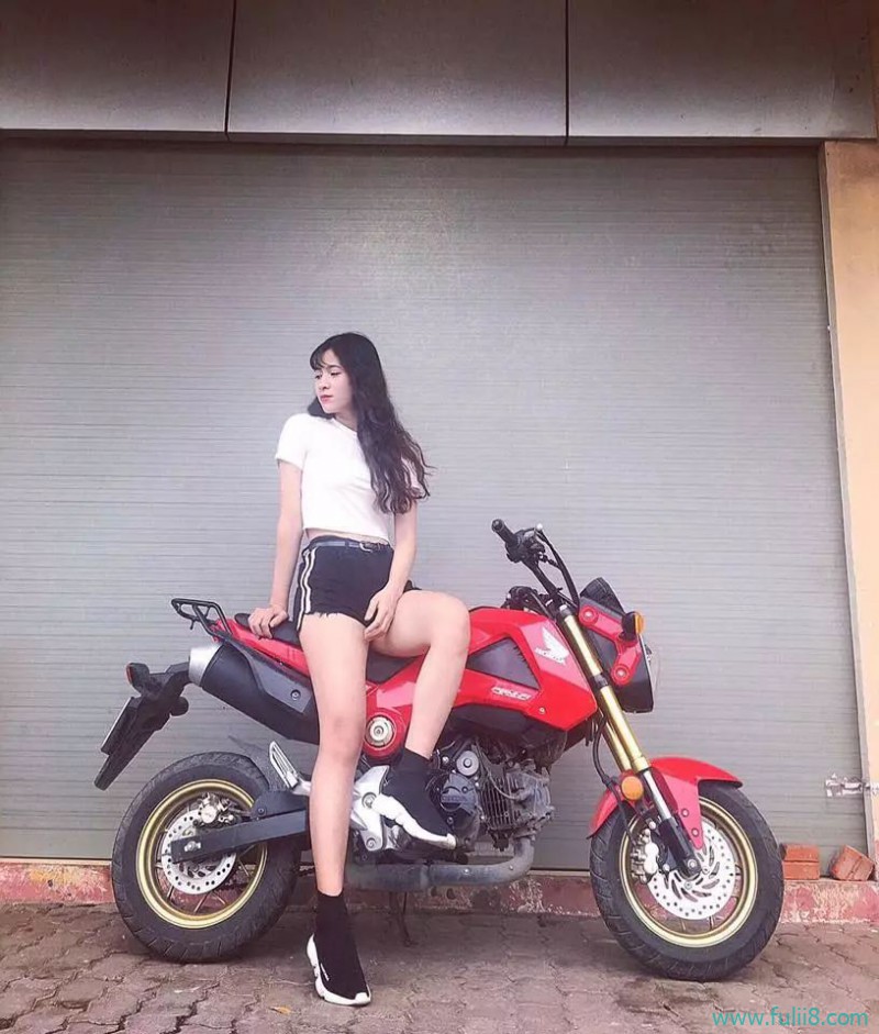 身材超好的帅气女骑士，你不容错过！