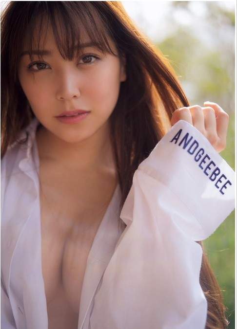 长发遮点好害羞《白间美瑠首本写真集》LOVE RUSH 尽显白皙胴体?