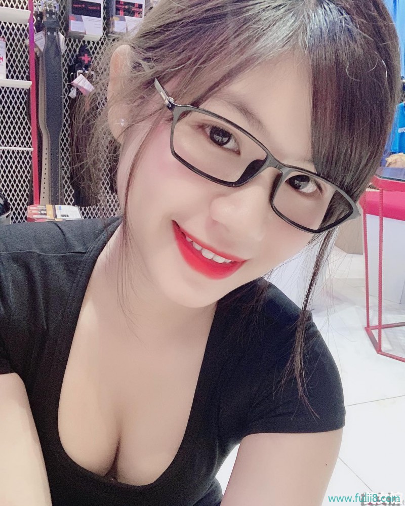越南眼镜正妹甜美可爱，凹凸身材更诱惑