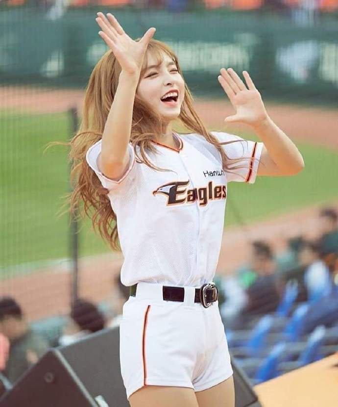 李夏恩有着IU气质的啦啦队女孩，甜美笑容迷倒一票粉丝