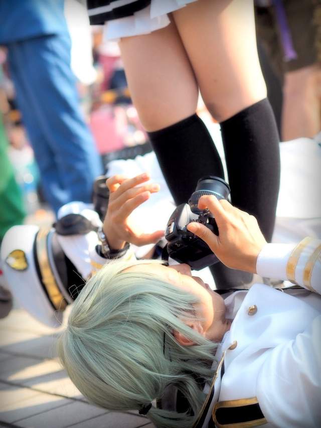 COSPLAY低角度偷拍，想拍的只是内裤吧…