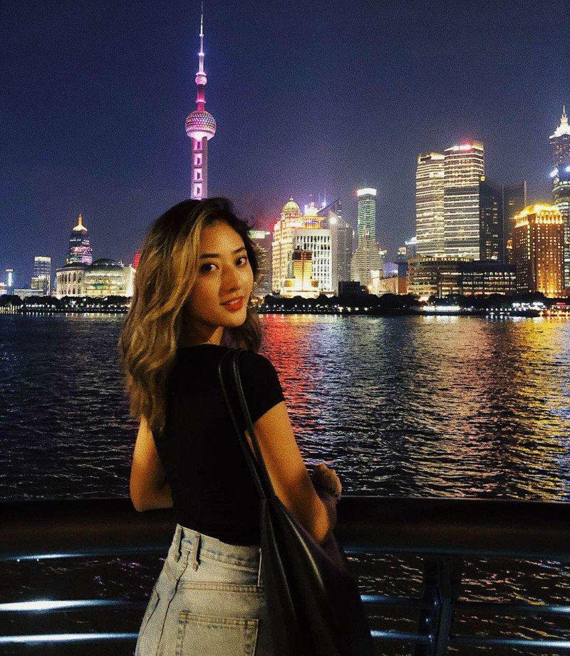 旅游美女Selina晒旅游照 笑容甜美气质迷人