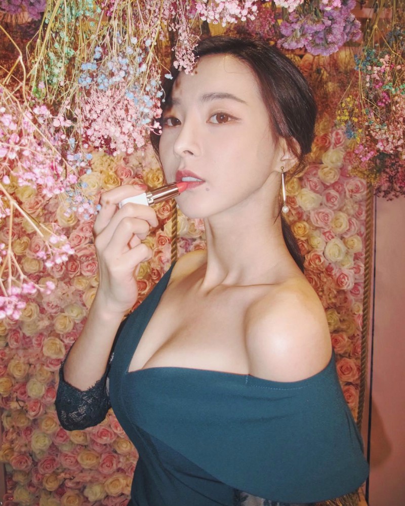 网红美女主播奎丁 清新正妹美人痣吸引眼球