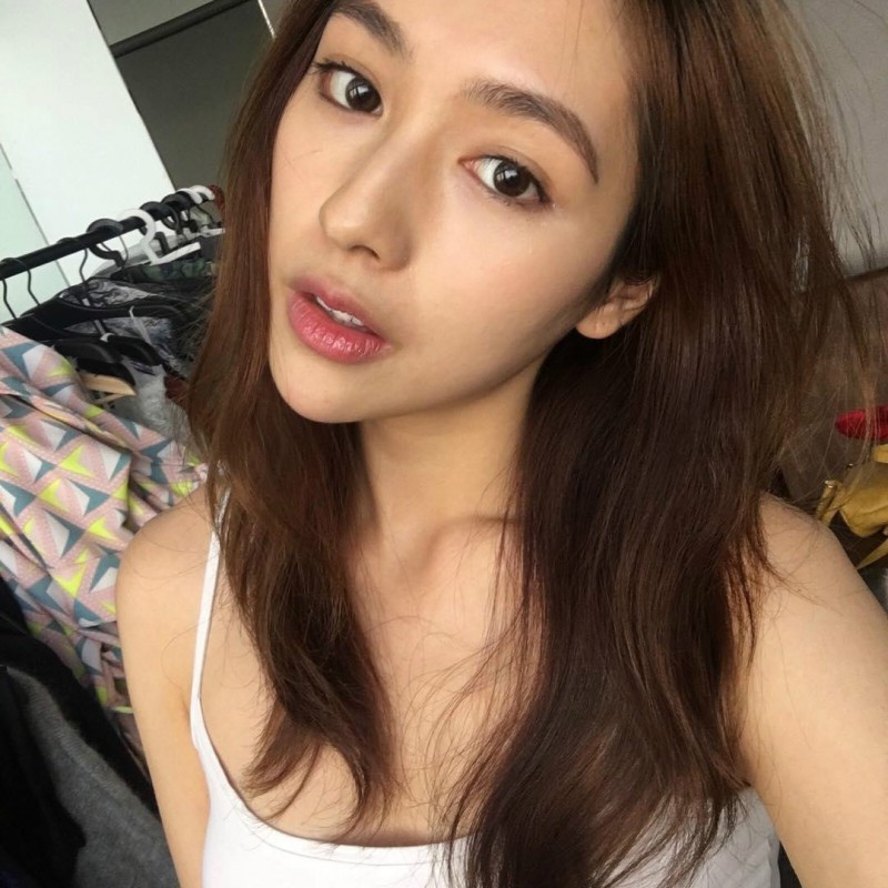 地铁美女Sherena Ng 性感美腿模特眼神诱人