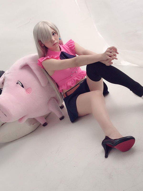 知名coser「えなこ」cos七大罪，小露肚脐性感又可爱