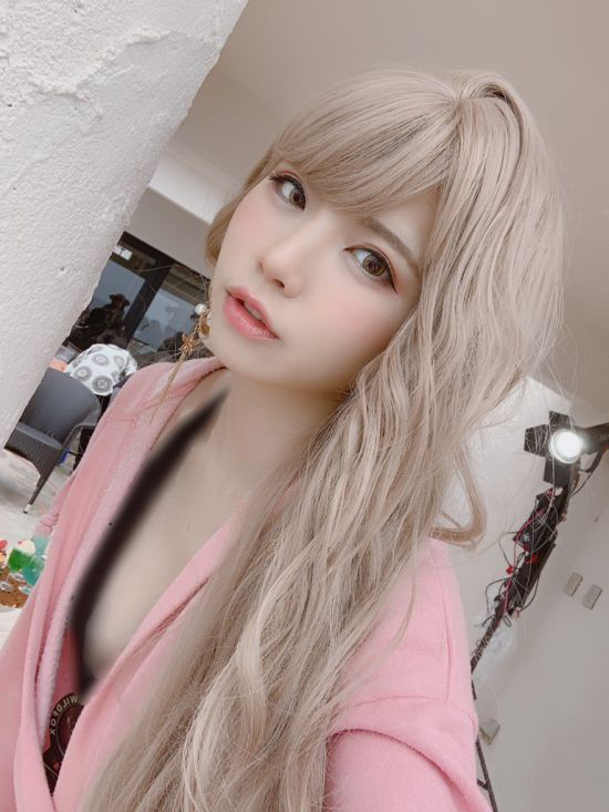 知名coser「えなこ」cos七大罪，小露肚脐性感又可爱