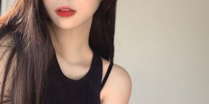 辣辣der！美正妹赏景「画面好低胸」，性感视角根本「海景第一排」！