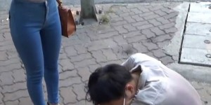 越南妹子真空上阵 街头揭穿魔术秀脸都羞红了