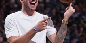 Luka Dončić 休赛季晒「发带造型」引暴动！湖人球迷敲碗：新赛季请继续戴