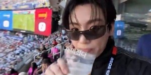 手拿啤酒观赛！BTS田柾国尽情享受第二次世界杯舞台