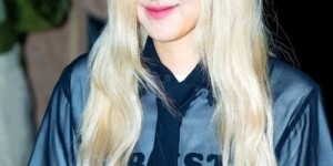 被粉丝批评的BLACKPINK Rosé在十周年纪念活动后表达了自己的感受：“很抱歉让你们感到孤独。”