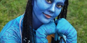 白癡公主cosplay鬼娃梅根！倒地大法師「詭異歪脖」嚇瘋網：比電影還恐怖