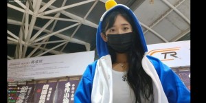 企鵝妹重拾戰袍強勢回歸！現身高鐵「換企鵝裝猛晃20秒」網看傻：真的猛