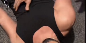 男子配戴模擬器「挑戰女性生理痛」！一秒失敗跪地女叫求饒　網笑瘋嗆：再嘴硬啊