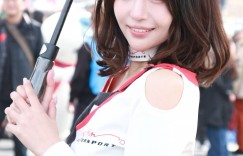 itotii正妹：气质清新的赛车女郎《佐佐木萌香》短发造型更显魅力，亮眼外型备受关注！