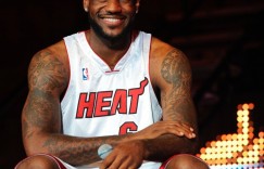 传詹皇看到 JB 交易才考虑 76 人！巴克利：我保持对 LBJ 一直组团的批评