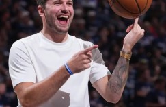 Luka Dončić 休赛季晒「发带造型」引暴动！湖人球迷敲碗：新赛季请继续戴