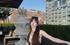 「是不是露太多了！？」“只能在国外穿”的性感连衣裙魅惑众生…39岁韩国女星的不现实美貌