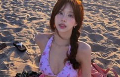 可爱脸庞难以想象的丰满身材！韩国女演员穿粉色系带泳装享受夏日