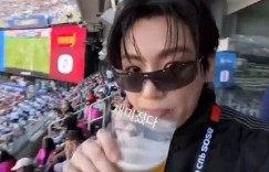 手拿啤酒观赛！BTS田柾国尽情享受第二次世界杯舞台