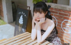 【网络美女】边荷律首本写真《荷止微甜》精装典藏版限时预购倒数，签书会加码送限定海报！