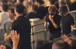 Bigbang D-Lite和Seventeen Sungwang在一个意想不到的地方……在一个受欢迎的日本乐队的表演中见证