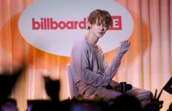 TXT 崔然竣在 BTS 也曾登台的历史性场馆献上震撼舞台！在美国同样彰显 solo 艺人存在感