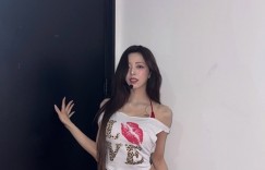 是不是太短了？尤娜穿搭“暴露内心”，身材比例出众，被人说有“异次元风格”