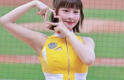 【网络美女】啦啦隊女神 → 魅力發電姬！峮峮續任內衣代言 E 級身材炸裂，再創秒殺奇蹟！