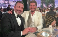 艾美獎表演者失手「長矛射向台下主持人」！蜘蛛人一秒化解危機：動作過大襯衫撐爆了