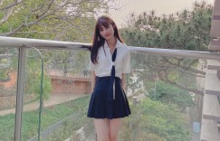 中路单挑！爱打LOL的电玩女神「泥泥汝」，白皙美腿比例太优了！