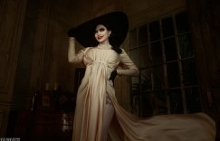 俄国Coser《Kalinka Fox》性感还原恶灵古堡「吸血鬼夫人」！
