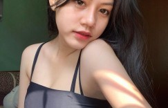 泰国超白皙「大眼高中妹子」，笑容灿烂可爱，纤细苗条还有马甲线！