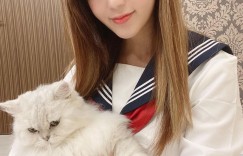 正妹「派派」对镜甜笑好萌呀，黑发造型好吸粉！