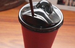 每天都能亲亲！单身来一杯《立体外带亲吻杯盖》喝个咖啡就像在接吻？！